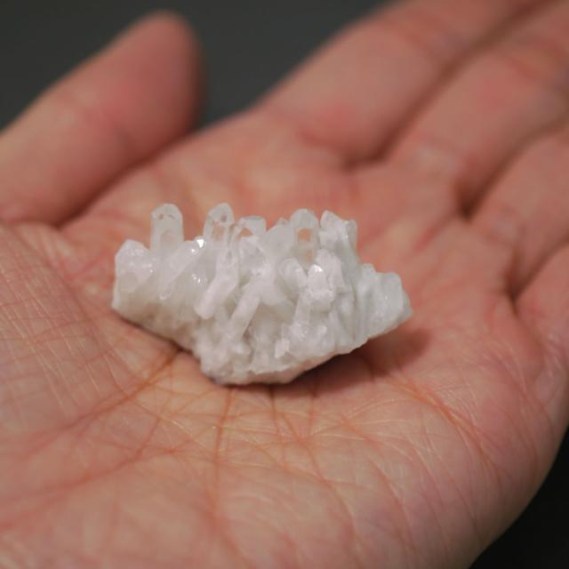 【1点物】チベット ヒマラヤ水晶 クラスター 台座付き　1205g 一点物】ヒマラヤ水晶クラスター(一点もの): 『岩座(いわくら)』公式通販