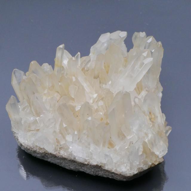 マダガスカル産 水晶 クラスター 1点物 約212g (薄めシトリン色) 天然石・置き物 空間 浄化 除障 魔除け ポスト投函配送不可
