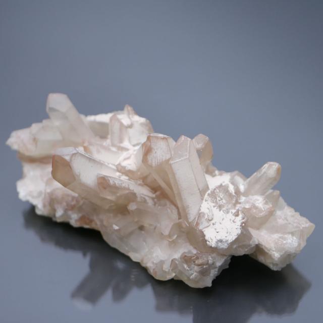 マダガスカル産 水晶 クラスター 1点物 約345g(シュガーキャップ/薄めレッドファントム) 天然石・置き物 空間 浄化 除障 魔除け ポスト投函配送不可