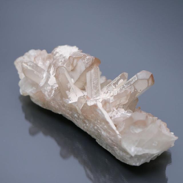 マダガスカル産 水晶 クラスター 1点物 約345g(シュガーキャップ/薄め