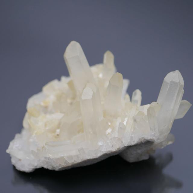 マダガスカル産 水晶 クラスター 1点物 約245g(薄めシトリン色) 天然石・置き物 空間 浄化 除障 魔除け ポスト投函配送不可