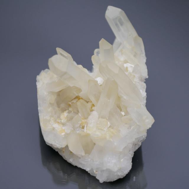 マダガスカル産 水晶 クラスター 1点物 約245g(薄めシトリン色) 天然石