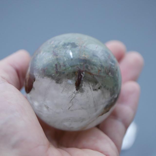 ガーデンクォーツ 庭園水晶 丸玉 55.9mm 241g 天然石 置物 台座は付属