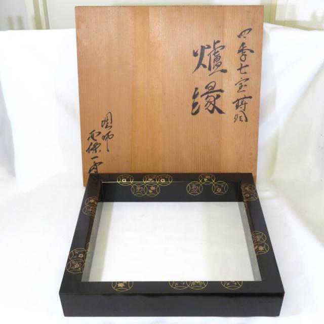 一月の特売品】塗師 西條一斎作 四季七宝蒔絵 炉縁 木製 真 一月の特売品】塗師 西條一斎作 四季七宝蒔絵 炉縁 木製 真