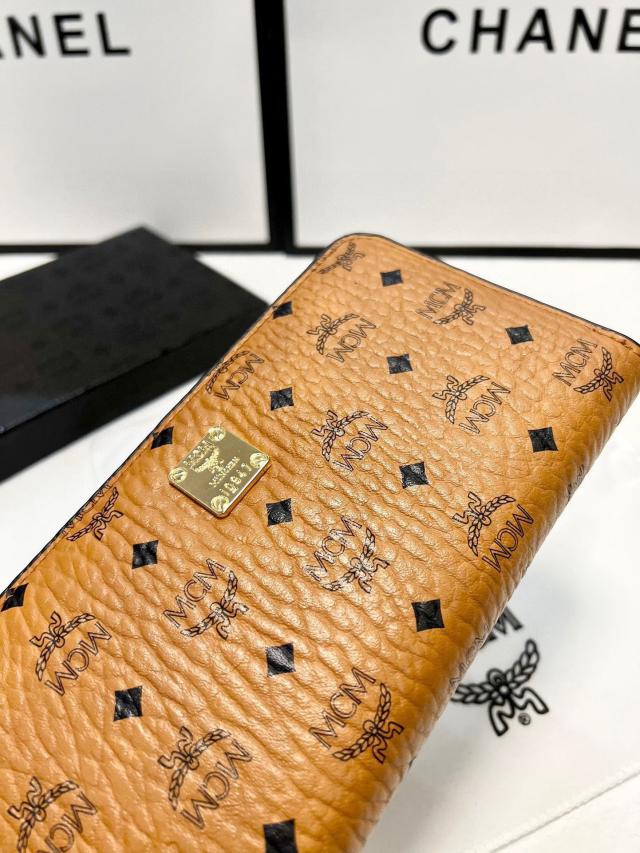 【美品】MCM セカンドバッグ　ブラウン　レザー　ヴィセトス　スタッズ セカンドバッグ　ブラウン　レザー　ヴィセトス　スタッズ 【美品】MCM