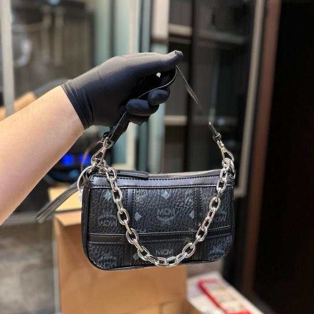 エムシーエム　トートバッグ　ショルダーバッグ　2WAY　ポーチ付き　ヴィセトス MCM 未使用 エムシーエム ヴィセトス柄 2way クロスボディポーチ