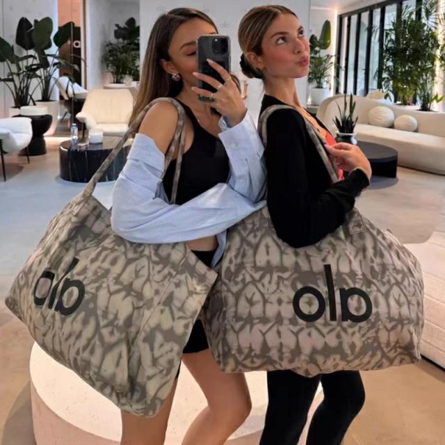 alo Yoga アイコニックショッパートート バッグ ダイダイ キャンバスバック aloロゴ 普段使い用 ヨガ用バック トレーニング用バッグ いろいろな場面で使用できる 旅行 買い物 アローヨガ 大きめサイズ 実用的 スタイリッシュ 通勤 通学 ジム ギフト alo Yoga アイコニックショッパートート バッグ グレー ダイダイ