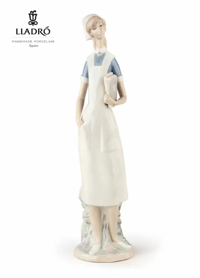 優しいナース LLADRO 看護師 リヤドロ 置物 オブジェ インテリア 人形 磁器 かわいい おしゃれ スペイン プレゼント 玄関 お祝い 新築 開業 癒し リビング 寝室 事務所 オフィス 【正規品】 01004603