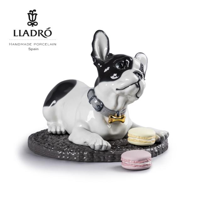 フレンチブルドッグとマカロン  LLADRO リヤドロ 犬 リアル 01009398  置物 オブジェ インテリア 犬 キャンディー 人形 磁器 かわいい スペイン プレゼント 玄関 お祝い 新築 開業 癒し リビング 寝室 事務所 オフィス 【正規品】