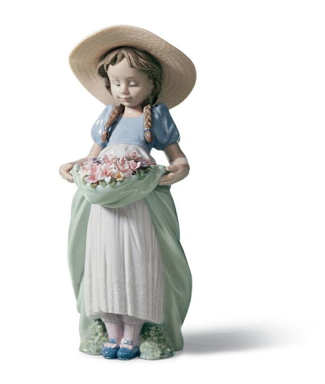 たくさん摘めたよ!  LLADRO リヤドロ  少女 置物 オブジェ インテリア 人形 磁器 おしゃれ プレゼント 玄関 お祝い 新築 開業 癒し リビング 寝室 事務所 オフィス 【正規品】01006756