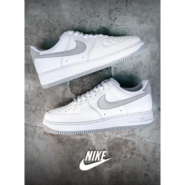 NIKE AIR FORCE 1 07 White Light Smoke Gray ナイキ エアフォース スニーカー ( 白 ホワイト グレー 灰色 FJ4146-100 )