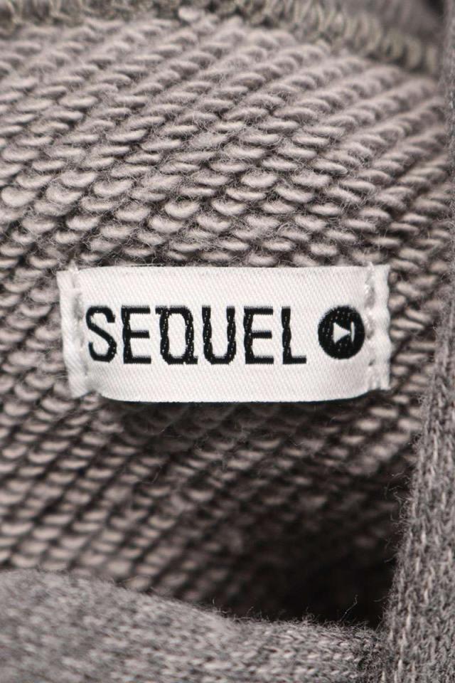 シークエル サイズ:XL 23AW SQ-23AW-HD-03 ロゴプリントプルオーバー