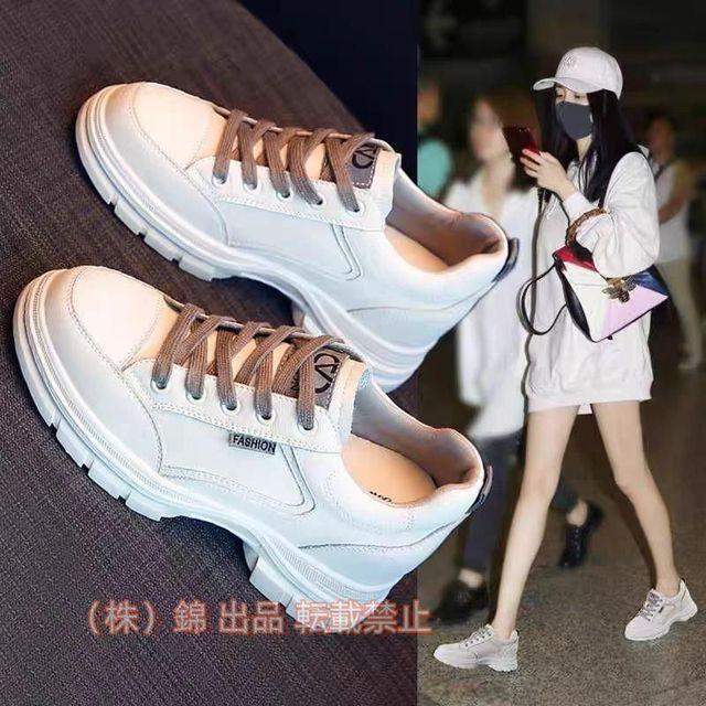 春夏白い靴女の学生無地ストリートローカットフラットスニーカーカジュアルな白い靴厚底美脚カジュアル株式会社錦歩きやすいおしゃれウォーキングシューズ