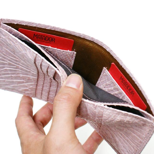 蛇革財布 財布 二つ折り財布 折り財布 無双仕様 小銭入れ無し カード収納 メンズ財布 パイソン革 蛇革 サイフ さいふ 札入れ 本革財布 日本製 ウェーブ風型押し仕上げ ピンク_3