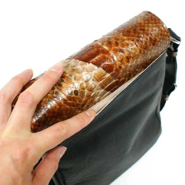 ショルダーバッグ 斜めがけバッグ 肩掛けバック / 縦型 B5 かぶせ型