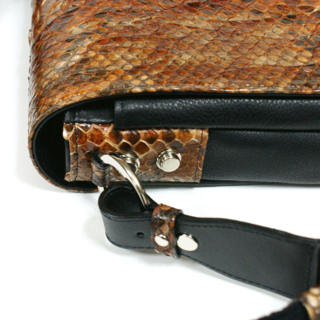 ショルダーバッグ 斜めがけバッグ 肩掛けバック / 縦型 B5 かぶせ型 / パイソン革 牛革 / ハードシェード チョコ ショルダーバッグ 斜めがけバッグ 肩掛けバック / 縦型 B5 かぶせ型