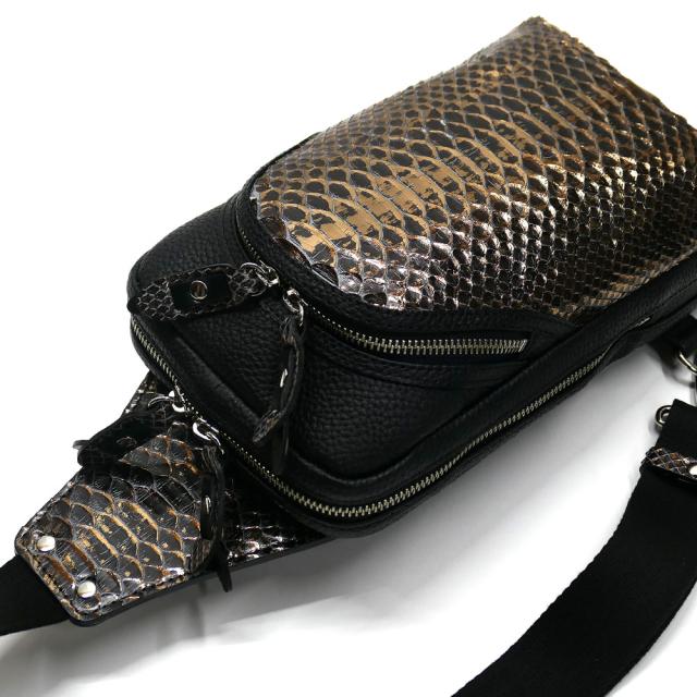 ボディバッグ メンズ レザー ショルダーバッグ 斜めがけ / 縦型 大容量 / 本革 パイソン革 蛇革 / ダイヤモンドパイソン ラスター チョコ 2 ボディバッグ メンズ レザー ショルダーバッグ 斜めがけ / 縦型 大容量