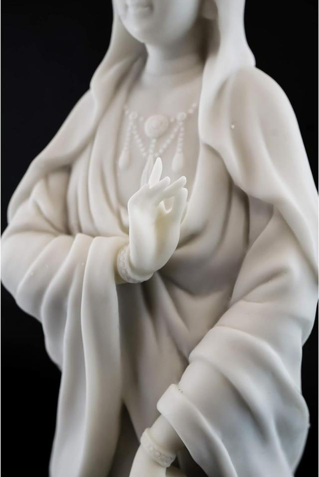 蓮台座の観音菩薩彫像 慈悲と慈愛の女神観音 白い大理石風仕上げ