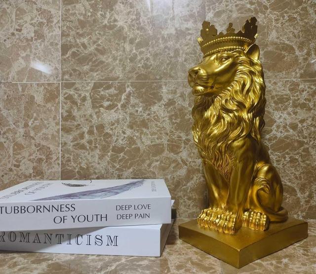 高さ35cm王冠を被ったゴールド ライオン彫像百獣の王ギフト装飾インテリア
