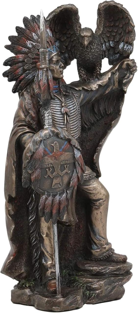 槍と楯を持ち 鷲を連れた ネイティブ・アメリカン・インディアン酋長像