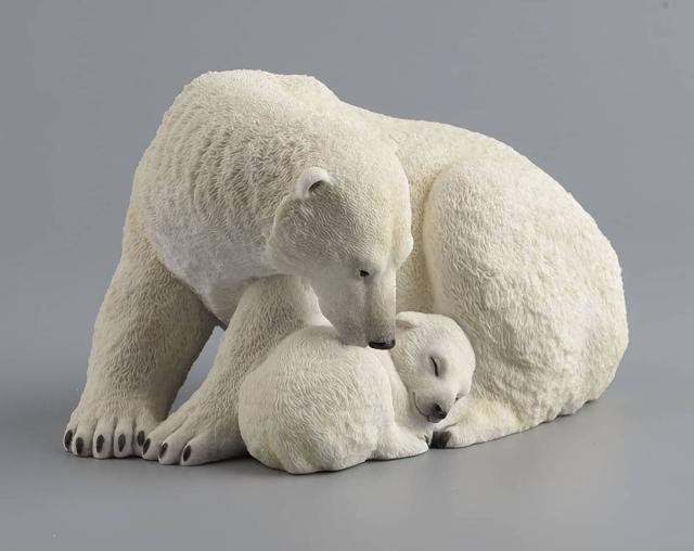 母シロクマに抱きしめられる ホッキョクグマの子彫像 彫刻 幅 約20ｃｍ/ 書斎 コレクション お祝い 記念品 誕生日プレゼント贈り物(輸入品_1