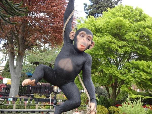 ハンギング ジャングル モンキー チンパンジー ぶら下がるお猿さん彫像 リアルサイズ彫刻/ パンくん 動物園 モンキーセンター プレゼント贈り物（輸入品_1