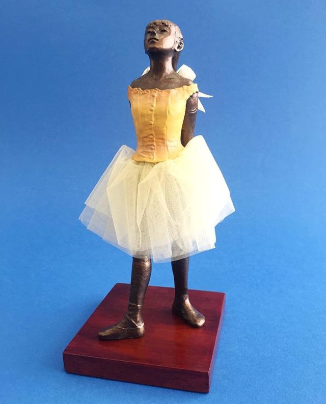 パラストーン製 ドガ作 リトルダンサー『14歳の小さな踊り子』(1881) ファブリック製スカート彫像 バレー 贈り物 誕生祝い（輸入品）