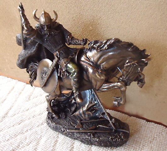 馬の乗った北欧のバイキング戦士 彫像フィギュア ブロンズ風彫刻 幅27ｃｍ/ Norse Viking Warrior on Rearing Horse Statue (輸入品_3