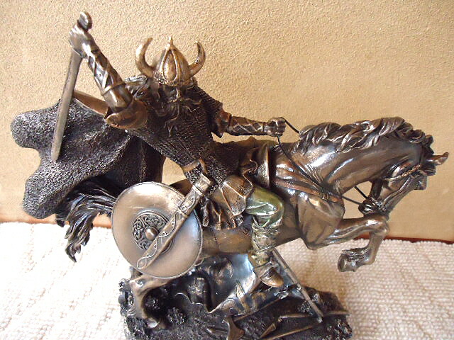 馬の乗った北欧のバイキング戦士 彫像フィギュア ブロンズ風彫刻 幅27ｃｍ/ Norse Viking Warrior on Rearing Horse Statue (輸入品_6