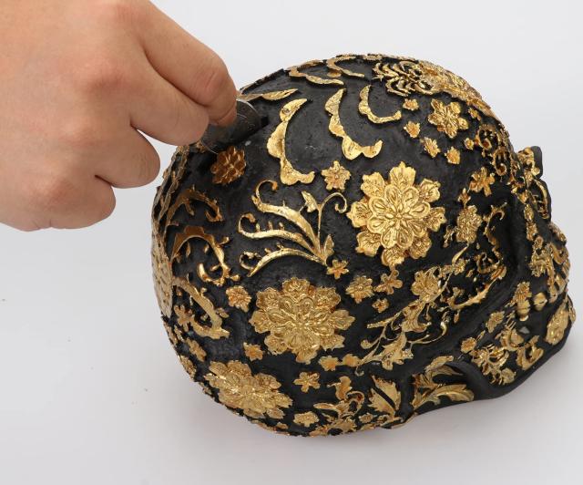金色のフラワーデザインがあしらわれた、モダンな頭蓋骨の彫像 装飾貯金箱/ 贈り物（輸入品）_3