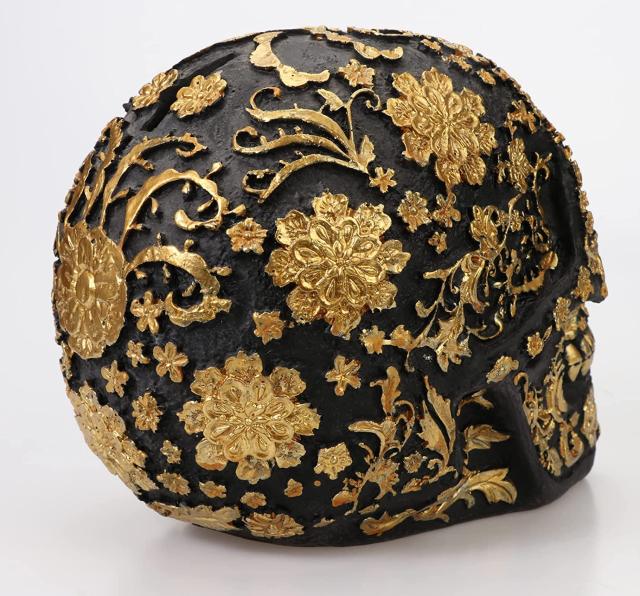 金色のフラワーデザインがあしらわれた、モダンな頭蓋骨の彫像 装飾貯金箱/ 贈り物（輸入品）_5