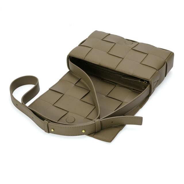 【タイムセール&クーポン5%OFF】ボッテガヴェネタ／BOTTEGA VENETA CASSETTE カセットマキシイントレチャート・斜め掛けショルダーバッグ・クロスボディ・ポシェット(トープ・グレー) 578004 VMAY1 2560／TAPE GRAY[返品無料] タイムセール&クーポン5%OFF】ボッテガヴェネタ／BOTTEGA VENETA