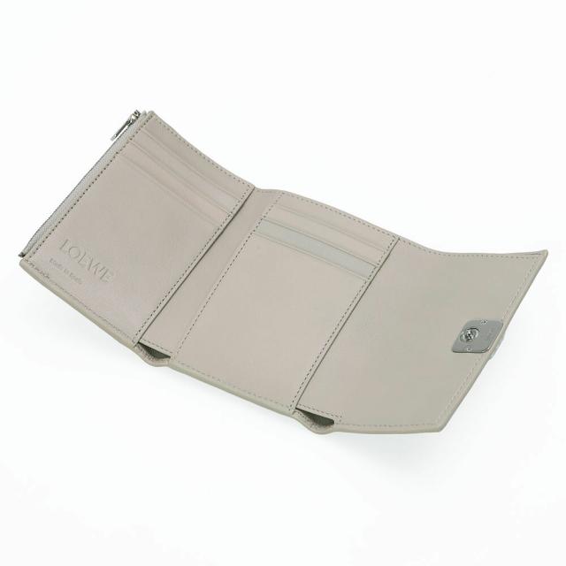 ロエベ LOEWE アナグラム バーティカル ウォレット スモール ぺブルグレインカーフ 三つ折り財布 コンパクトウォレット C821S33X121769[並行輸入/海外正規品/返品可]★クーポン5%OFF_5
