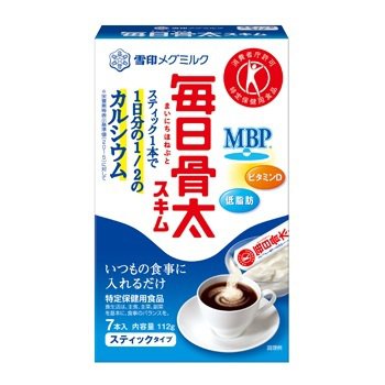 毎日骨太 スキム スティックタイプ １６ｇＸ７本 特定保健用食品 スティック１本（コップ１杯分）で１日分の1/2のカルシウム摂取 ＭＢＰを配合 ビタミンD配合 低脂肪 いつもの食事に入れるだけ 雪印メグミルク 持ち歩き 便利 お手軽にカルシウム補給