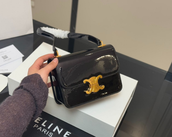 [Celine] トリオンフ ラミネートレザー アンダーアームバッグ - 折り畳みボックス付き | セリーヌ レディースバッグ｜本日限定特価｜新品未使用