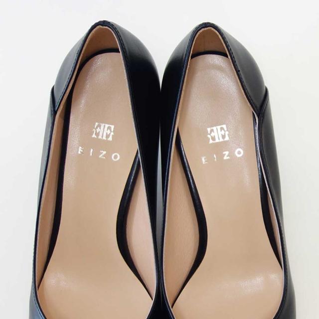 EIZO エイゾー 15146 ブラック スムースレザーのVカットラウンドパンプス（5.5cmヒール） 「靴」