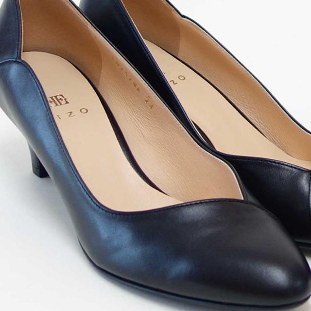 EIZO エイゾー 15146 ブラック スムースレザーのVカットラウンドパンプス（5.5cmヒール） 「靴」