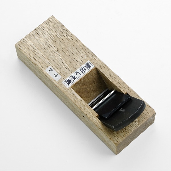 送料無料 義峰 小鉋 42mm 青紙1号 極軟鉄 白樫5寸5分台 ヒナ型 裏出し不要 鉋 カンナ 日本製 本職向け 木工作業_1