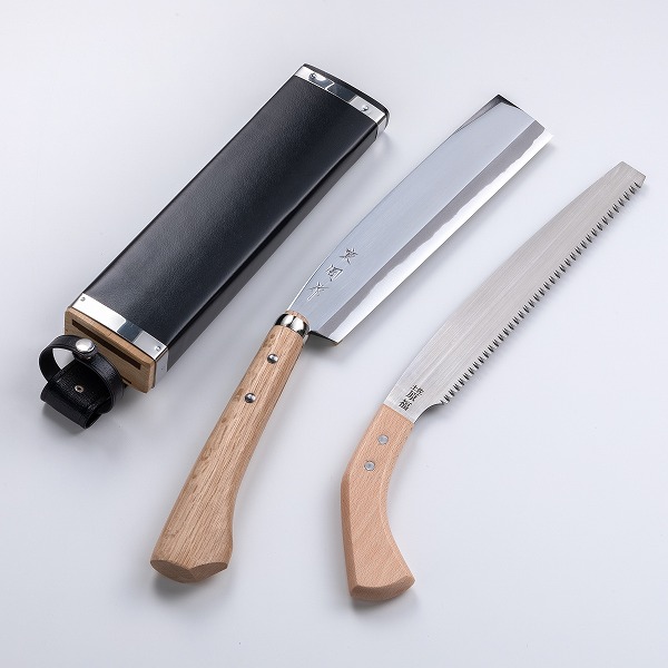 送料無料 東周作 極上 腰鉈 両刃240mm ＆ 鋸240mm 青紙鋼 二丁差し 鞘付きナタ アウトドア キャンプ 薪割り 枝払い 剪定