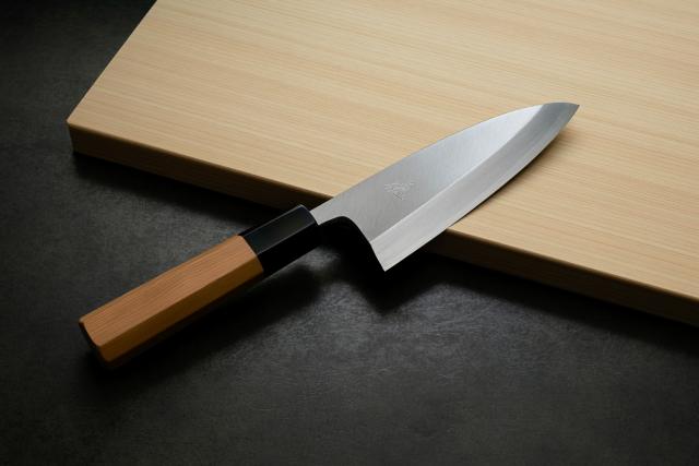 包丁の堺徳｜出刃包丁　堺打刃物　白二鋼　一位八角柄　135mm