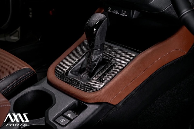 (在庫あり)スバル フォレスター（型式：SL（年式：R7.4〜））ドライカーボン製 シフトパネルカバー/st1159_1