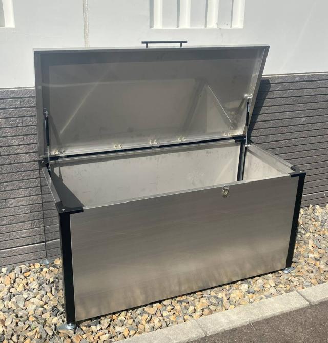 ゴミ箱 屋外 大型 ステンレス ダストボックス 【DST-1300BK】 完成品　400L ゴミ荒らし防止 カラスや野良猫からゴミを守る 高強度 ごみ収集ボックス 庭用 ふた付き 分別 アジャスター 　 家庭用 一般家庭 自営業 店舗 勝手口 外 町内会 集合住宅 ゴミ ごみばこ ごみ箱_1