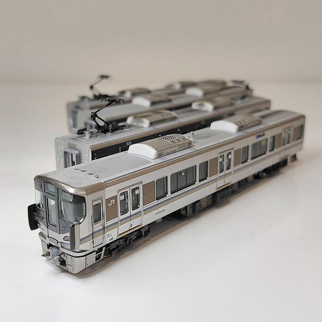 Nゲージ KATO(カトー) 10-1440 と 10-1677 セット販売 合計8両 中古 / 225系100番台「新快速」4両セット （動力車付き）/ 223系2000番台「新快速」4両セット(動力車付き)_4