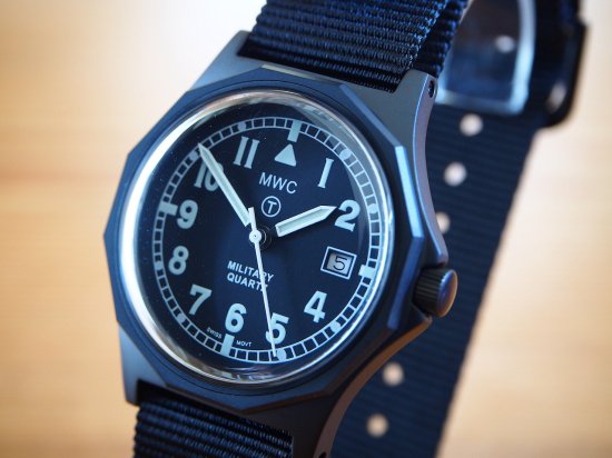 MWC 正規代理店 メンズ腕時計 ミリタリーウォッチカンパニー MWC時計 腕時計 36mm G10 バッテリーハッチ PVD ブラック 1982~1999 リメイク 欧州ダイアル 英国軍 プラ風防 SWISS ロンダムーブメント クォーツ