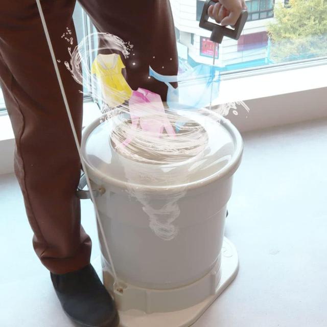 手で回す強力脱水機「ミズキリスピナー」