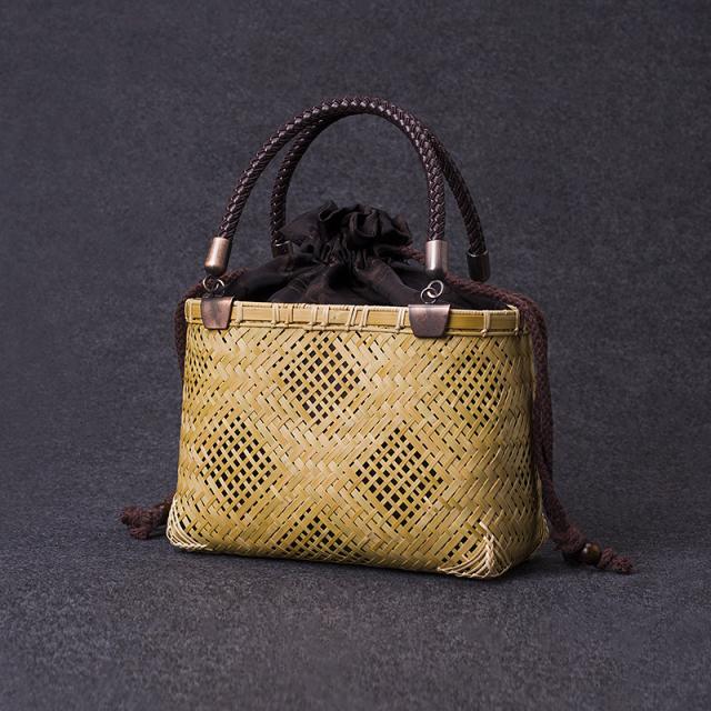 白竹 籠　工芸品 手編み かごバッグ バンブーバスケット 青海波 籠 かご バッグ コンパクト 巾着 手作り 篭 かご 工芸品 工藝 民藝 民芸 竹籠 竹細工 かご バスケット プレゼント ギフト 母の日 竹製 花火大会 浴衣 着物