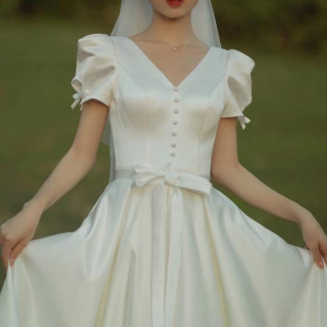 Aライン フロントボタン ドレス Vネック 袖あり ウエディングドレス