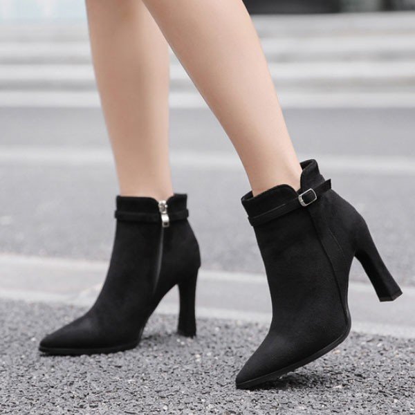 ブーツ ショートブーツ レディース  ジップブーツ ヒール +８cm 大人 きれいめ おしゃれ ポインテッドトゥ フェイクレザー 合皮レザー 黒 22E85139 セールの通販は