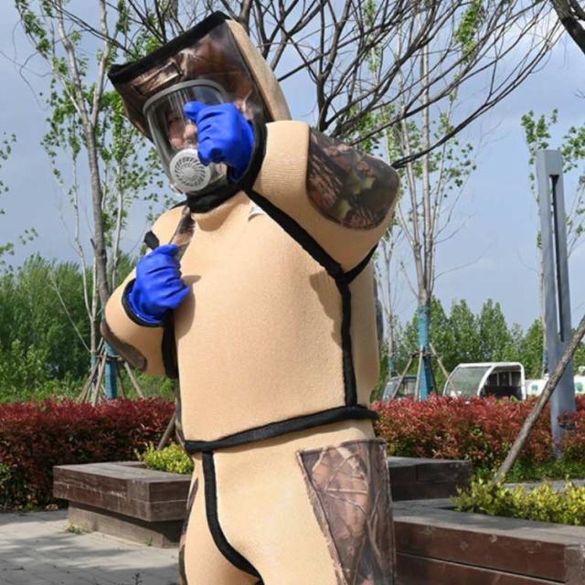扇風機4つ付き！スズメ蜂 万全防護服 害虫駆除 スズメバチ駆除用蜂防護服 ファン付き つなぎ服 通気性 突き出るマスク 収納袋付き