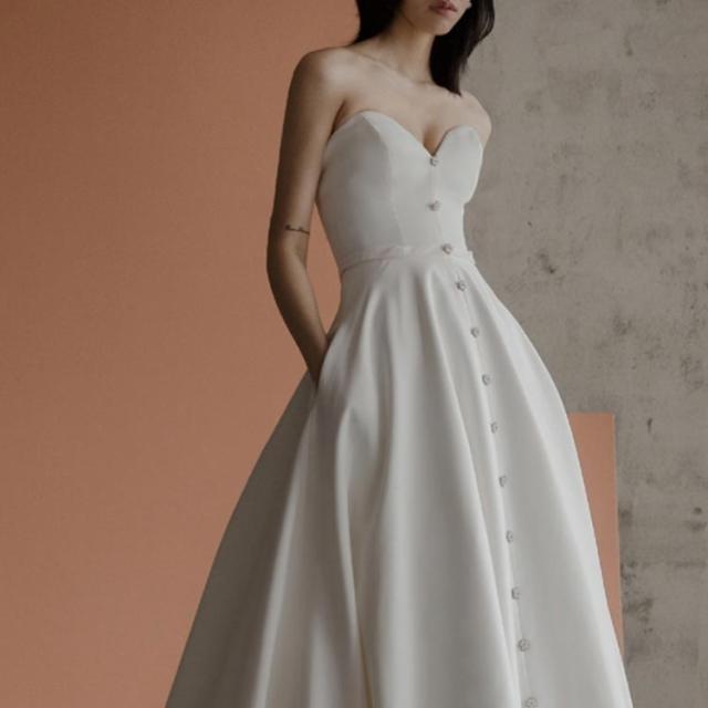 ウエディングドレス ウェディングドレス チューブトップ ドレス Aライン フロントボタン トレーン付き ドレス ロング 花嫁ドレス 白 ホワイト ブライダル 撮影 海外挙式 ウエディングドレス ウェディングドレス チューブトップ ドレス A